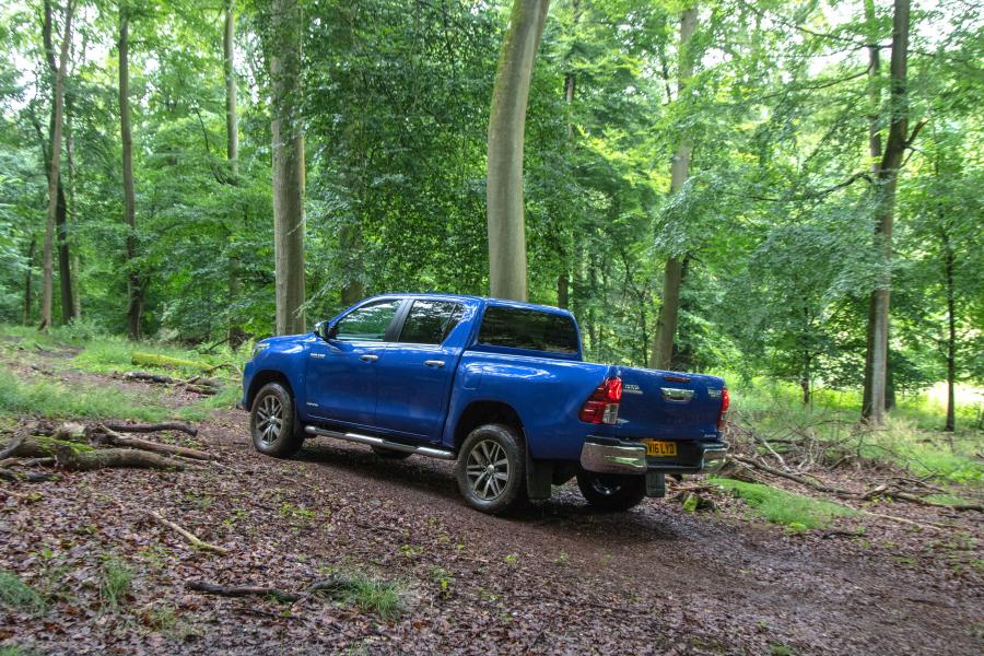  Toyota Hilux Invincible Double Cab 2016 года  (UK) (фото 6 из 30)